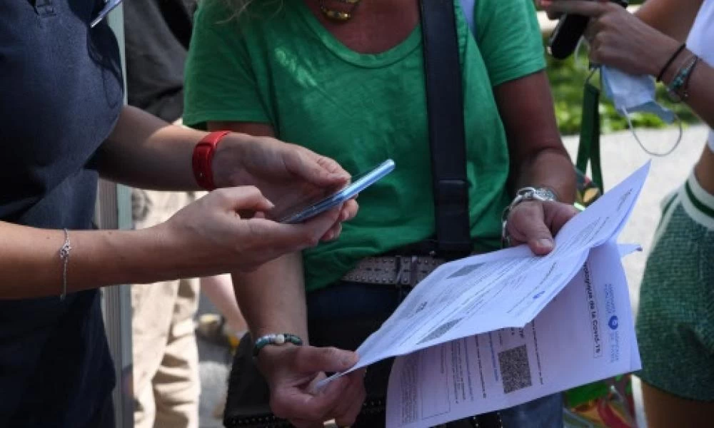Γάλλος υπουργικός σύμβουλος προς μη εμβολιασμένους: Θα έχετε μια ζωή σκ...τα